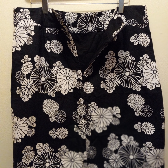 Lady Hathaway Black & White Floral Patterned Skirt - Picture 4 of 4